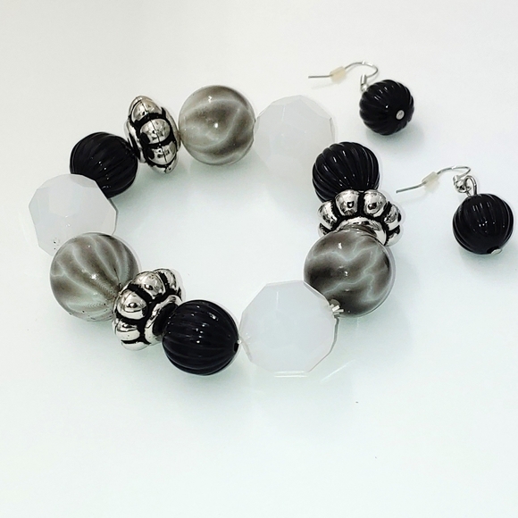 2472EB107. Handmade Black & Silver Bracelet with Earrings. - Picture 2 of 6